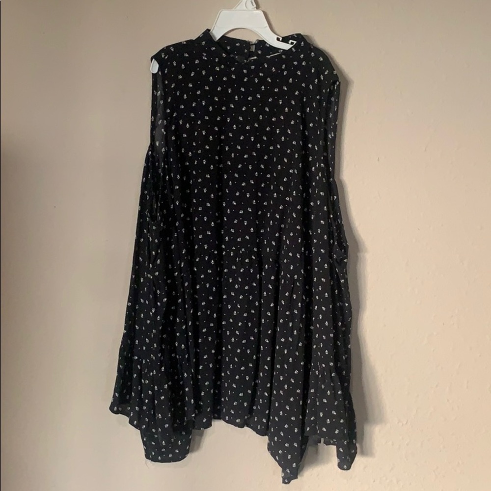 Long sleeve, cut out shoulders shirt